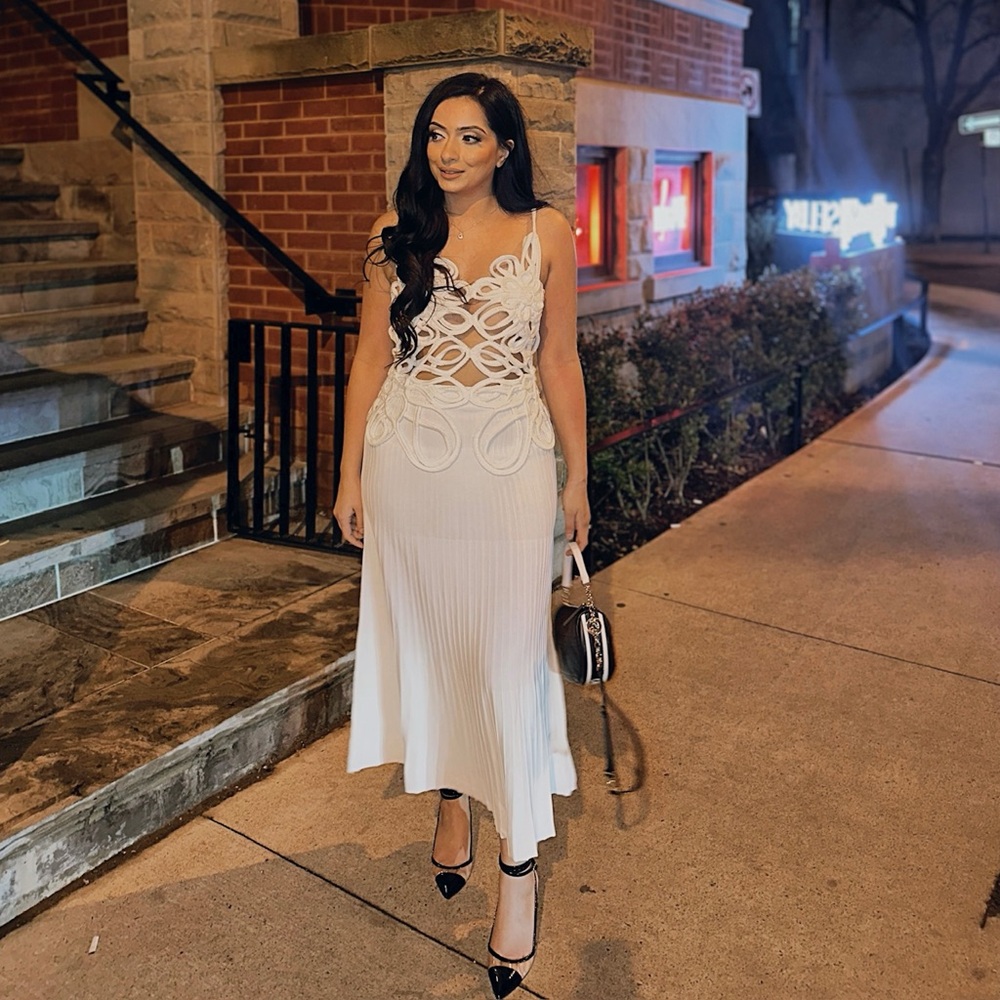 Elegant White Sleeveless Dress